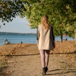 mujer respirando con manos en el abdomen regulando estrés y metabolismo femenino