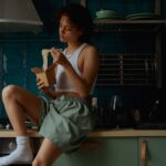 mujer comiendo de noche en la cocina ansiedad por la comida y control