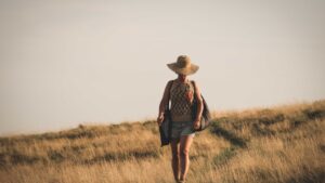 mujer en menopausia reflexionando sobre cambios en su cuerpo y energía