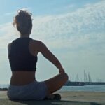 Mujer caminando al aire libre como símbolo de un envejecimiento saludable y un cuerpo fuerte.