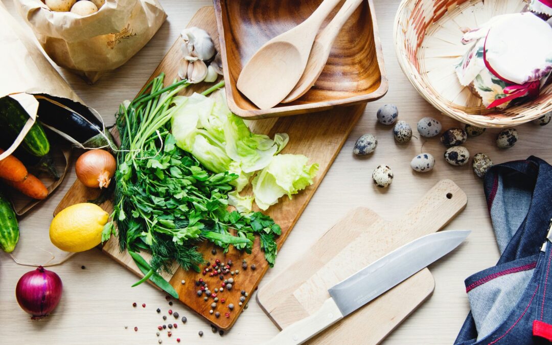 Alimentos variados con fibra, especias y fermentados que forman parte de una alimentación diversa para la microbiota intestinal