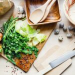 Alimentos variados con fibra, especias y fermentados que forman parte de una alimentación diversa para la microbiota intestinal