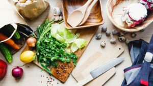 Alimentos variados con fibra, especias y fermentados que forman parte de una alimentación diversa para la microbiota intestinal