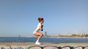 Marta entrenando fuerza para preservar masa muscular y capacidad física después de los 40.